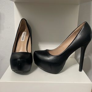 STEVE MADDEN Black Pumps